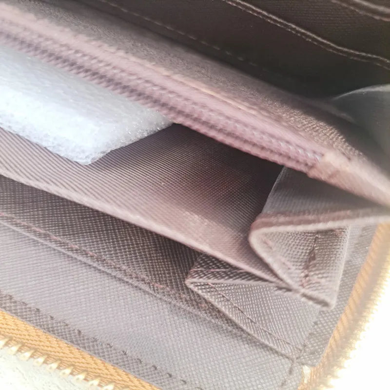 LIOUS VITTON حقيبة كلاتش أنيقة من ماركة لويس فيتون – رائجة في أوروبا وأمريكا